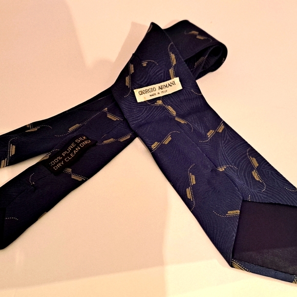 Giorgio Armani Mens Tie. 100% Silk. Blue with gold geometrical design. - Picture 8 of 11